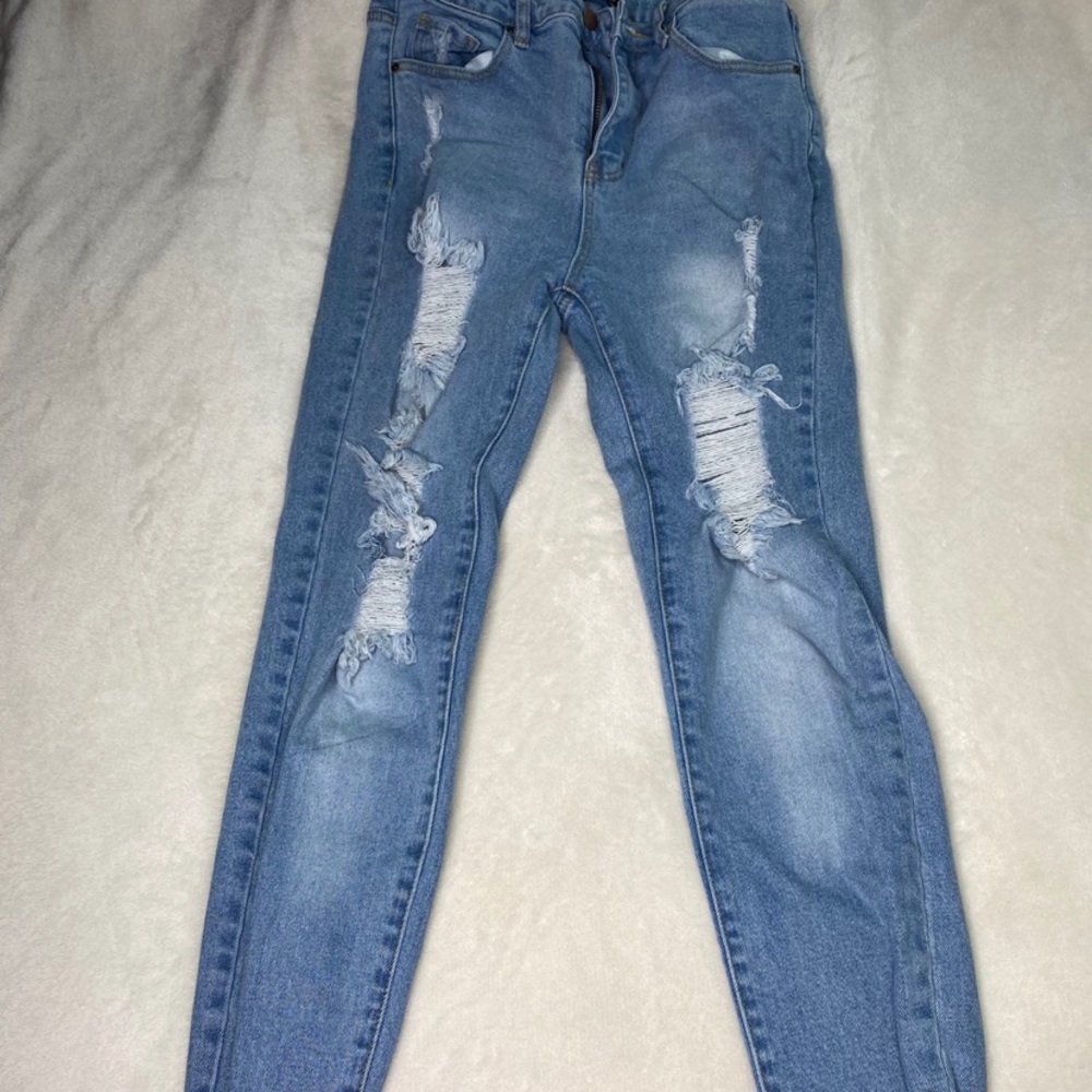 Medium washed blue jeans